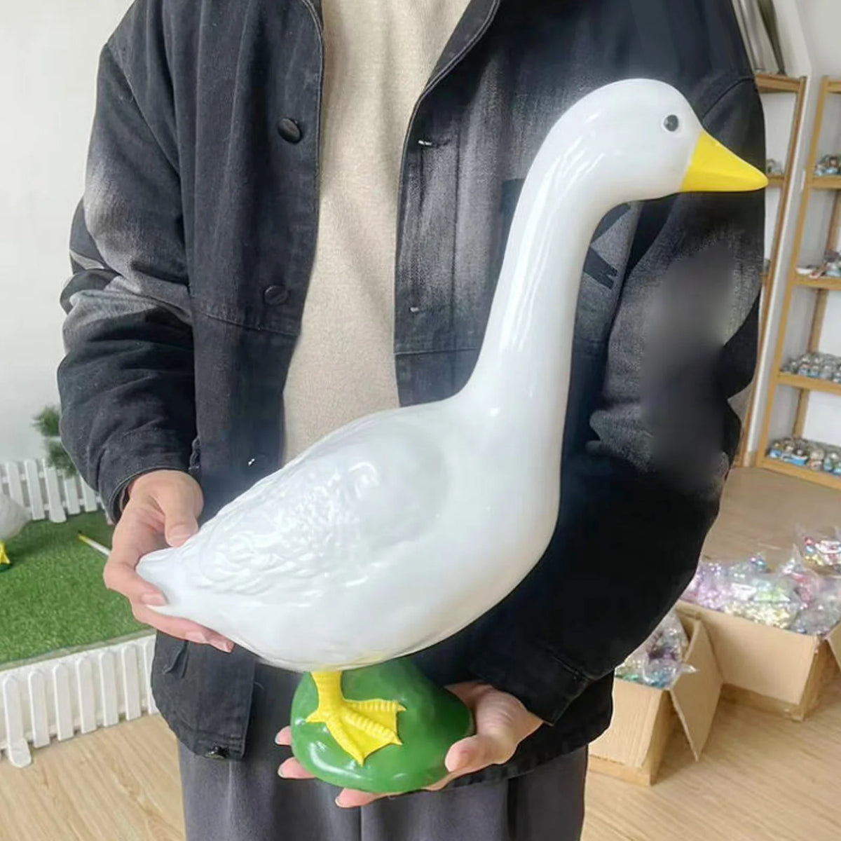 statue canard blanc plumes decoratif exterieur base verte pieds jaunes