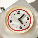 horloge murale moderne beige points irrégulière bordure aiguilles noires chiffres opaques salon chambre