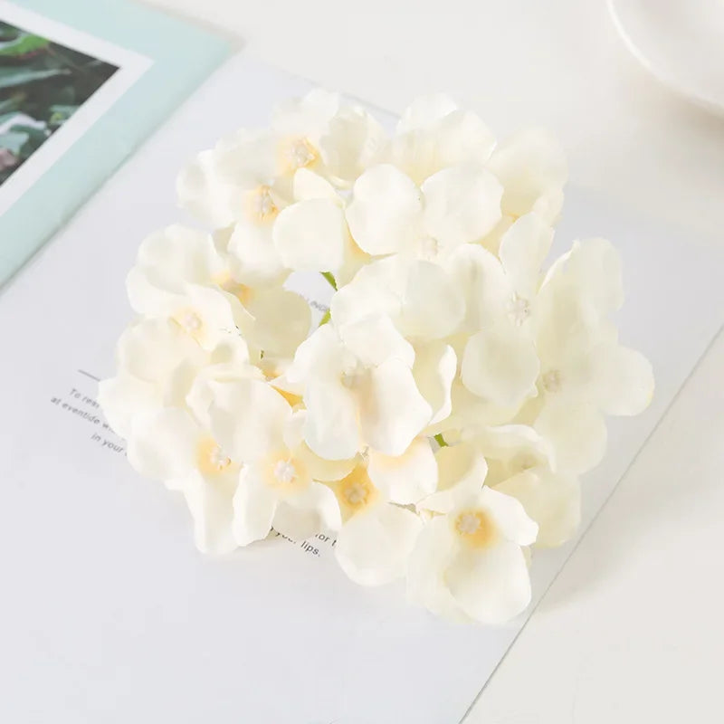 fleurs artificielles hortensia blanches roses bleues mariage extérieur bouquet décoration moderne minimaliste