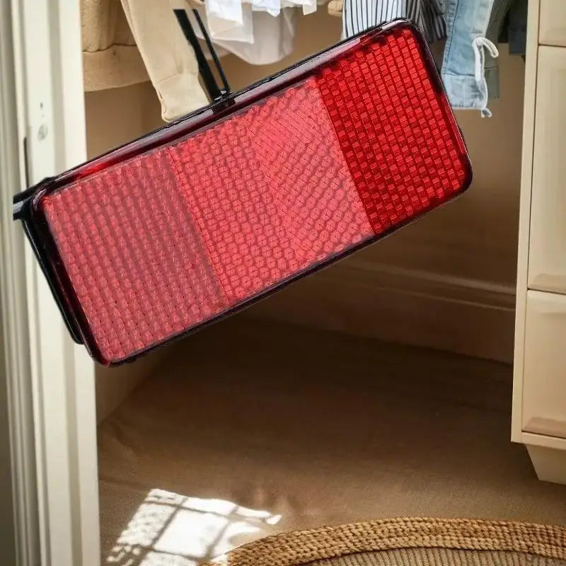 panier arrière vélo panneau lumineux rouge grille métallique industrielle fixations métalliques sac dos tapis