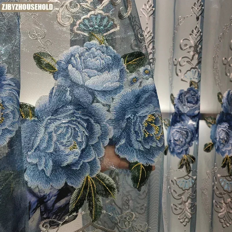 rideau bleu gris fleurs broderie dorée motif classique élégant translucide fenêtre salon chambre maison