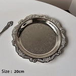 assiettes decoratives argent doré ornements floraux geometriques classiques table dessert bijoux