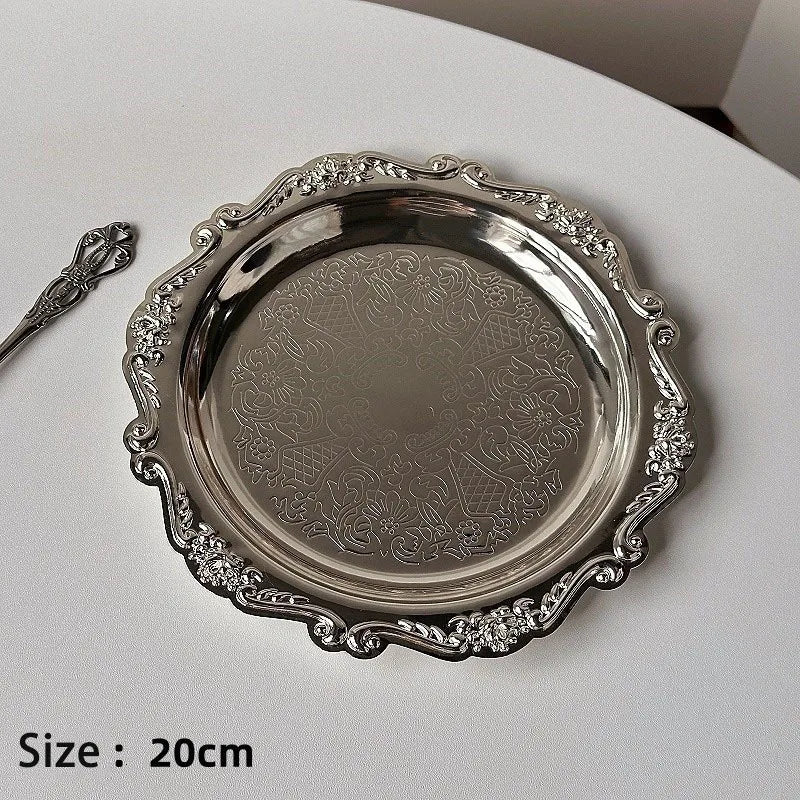 assiettes decoratives argent doré ornements floraux geometriques classiques table dessert bijoux