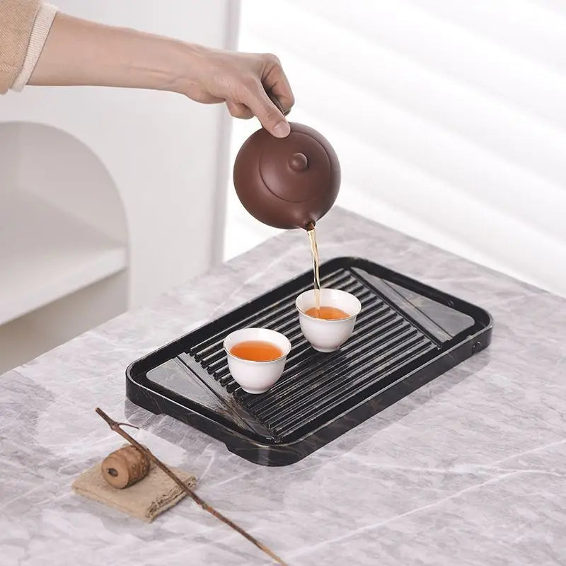 assiettes marbrées modernes élégantes lignes dorées noir blanc thé maison salon