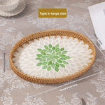 assiettes rotin motif floral moderne rustique fruits gâteau pain fourchette verre blanc intérieur
