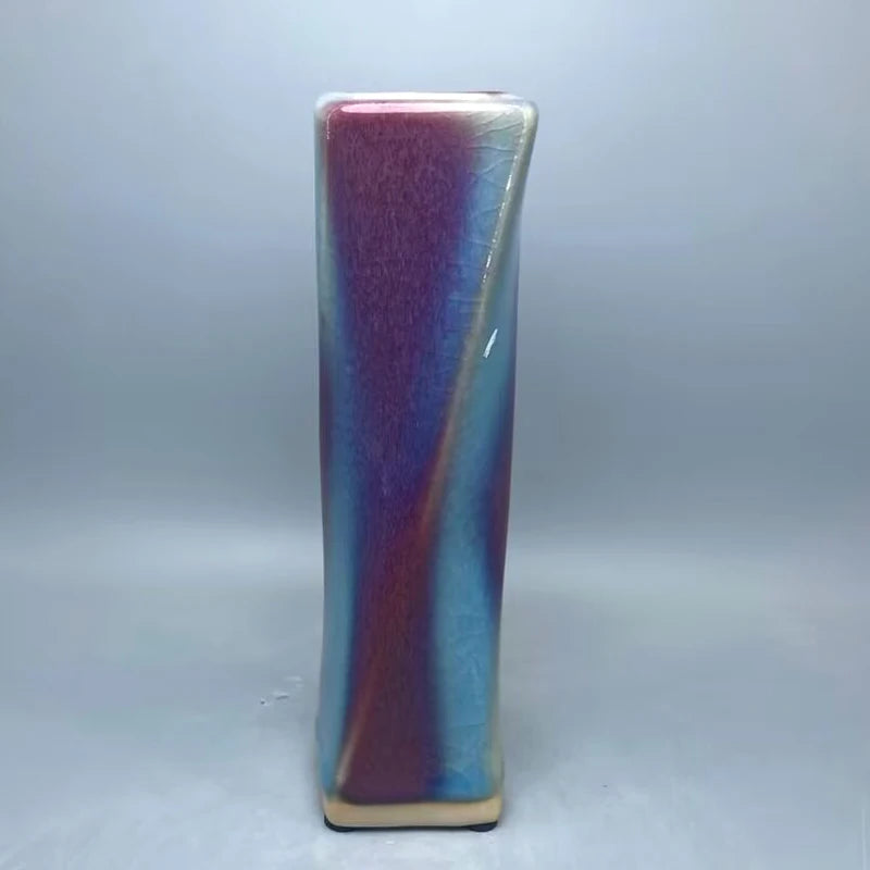 Un vase de céramique aux couleurs pourpre et bleu, avec un design moderne et épuré.