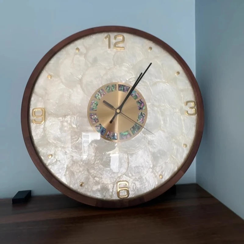 horloge murale moderne élégante face unique bois chiffres dorés aiguilles secondes quartz batterie