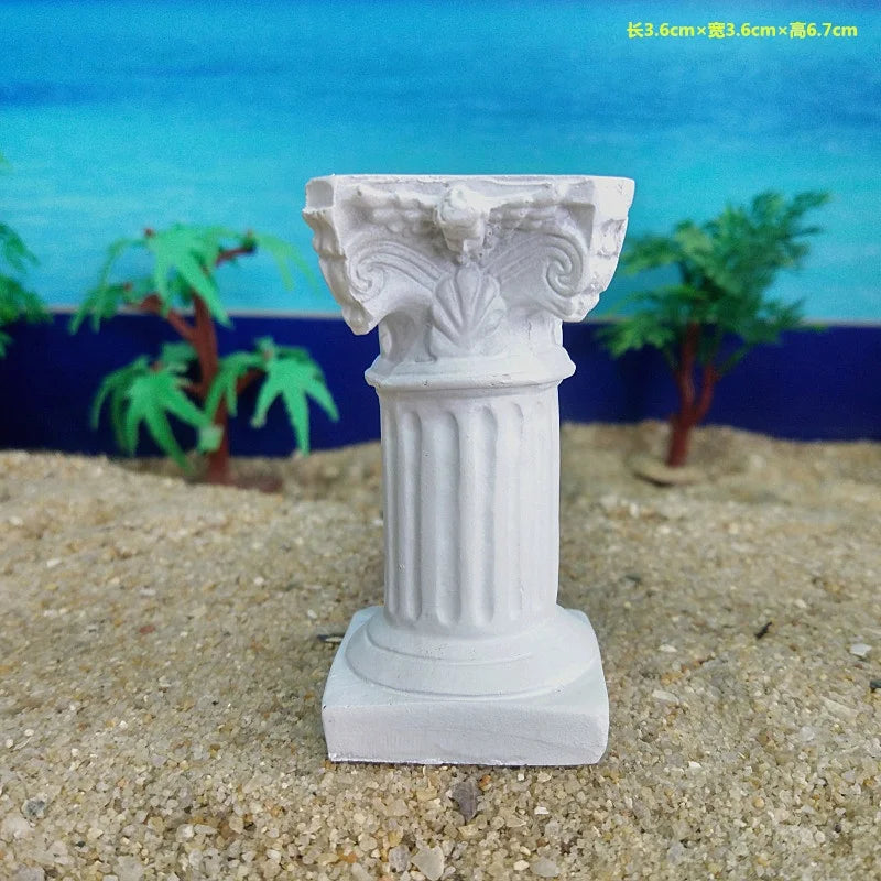 colonnes miniatures ruines antiques blanc crème sculptures architecturales rainures décoratives plage sable
