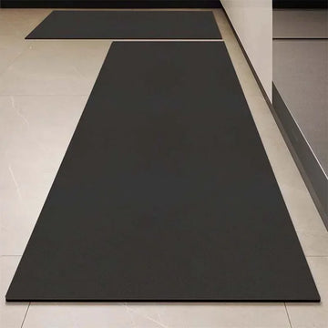 Grands panneaux rectangulaires noirs posés sur un sol carrelé blanc.