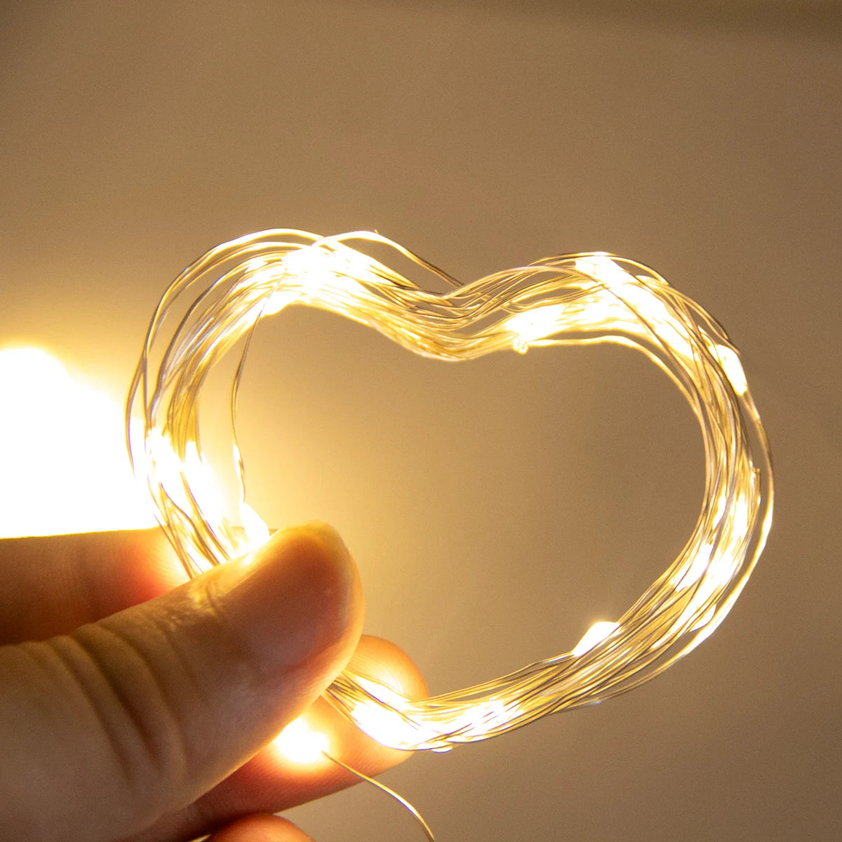 Guirlande lumineuse LED bleue décorant une chambre avec photos personnelles