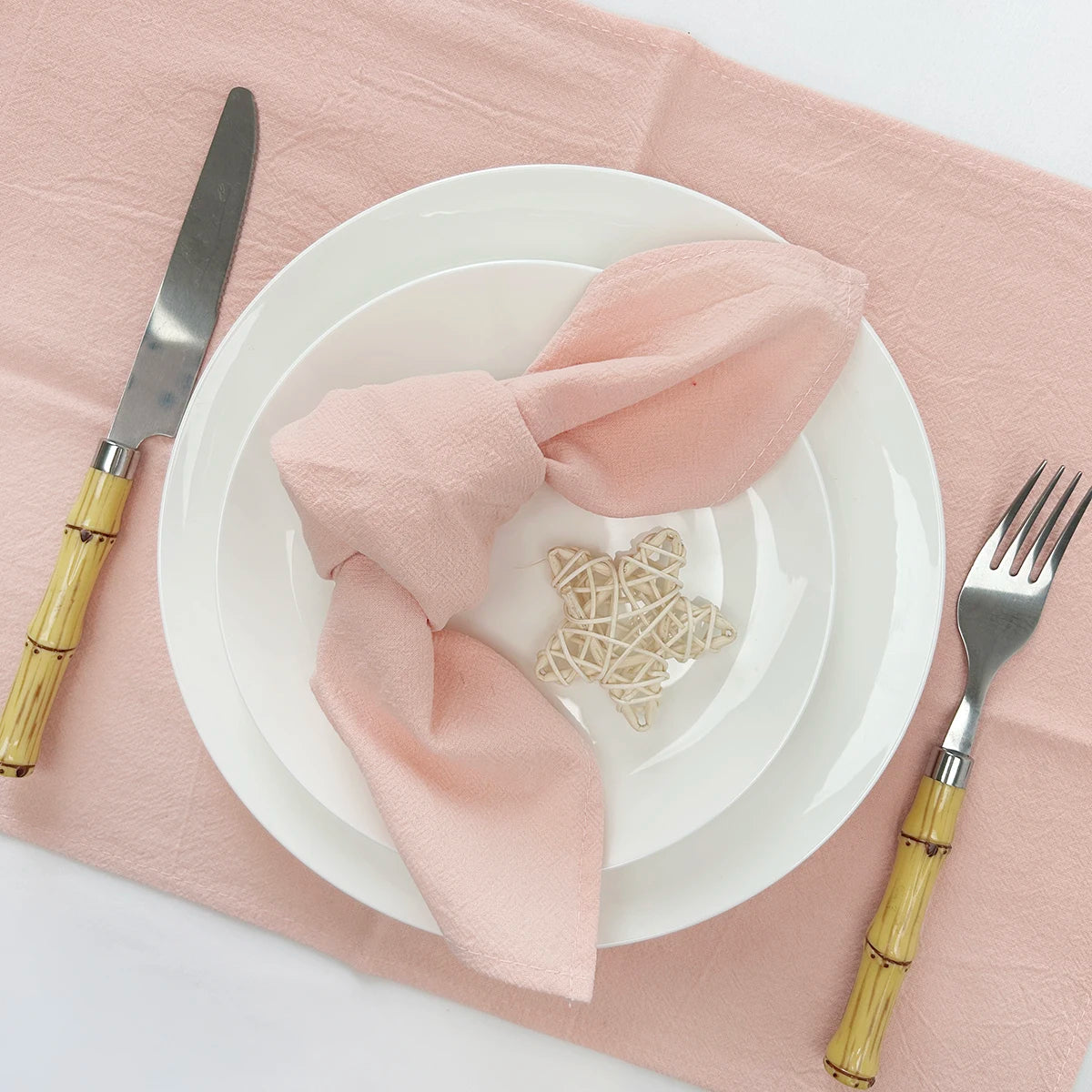 serviettes table coton vert pastel texture rugueuse rustique élégant papillon doré épingle blé