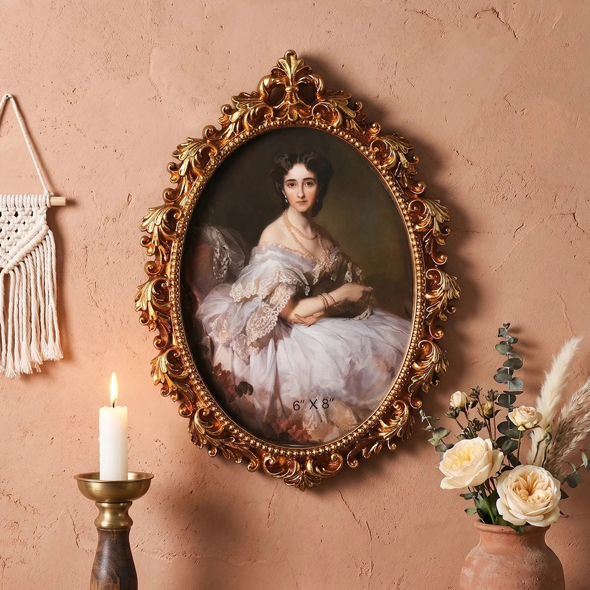 portrait femme élégante cadre doré résine classique baroque détails floraux or gris rose pâle