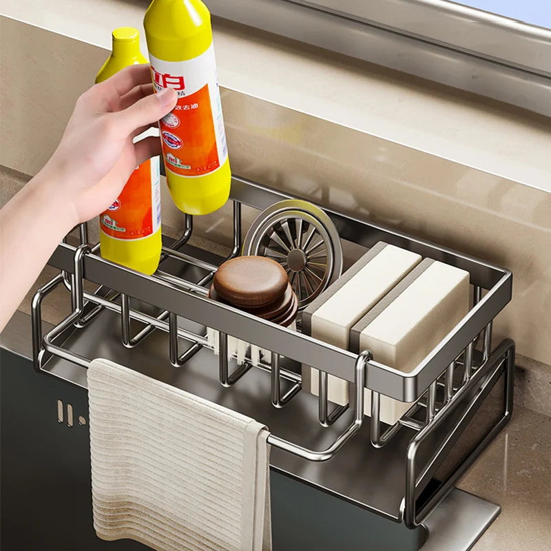 étagère cuisine moderne argentée lisse fonctionnelle porte savon éponge bouteille nettoyant brosse vaisselle