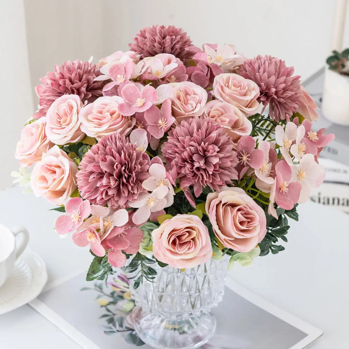 bouquet fleurs artificielles soie moderne blanc rose clair violet intérieur décoration anniversaire mariage table