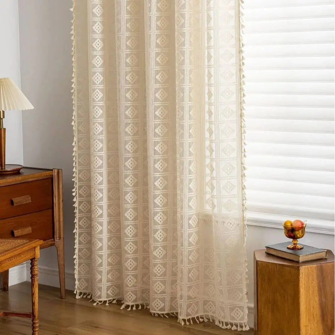 rideaux bohèmes translucides vert foncé motif géométrique franges pompons salon