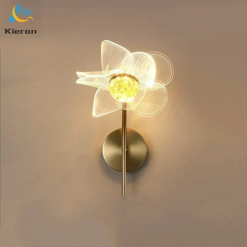 lampe murale moderne élégante fleur dorée pétales transparents éclairage cuisine salle manger