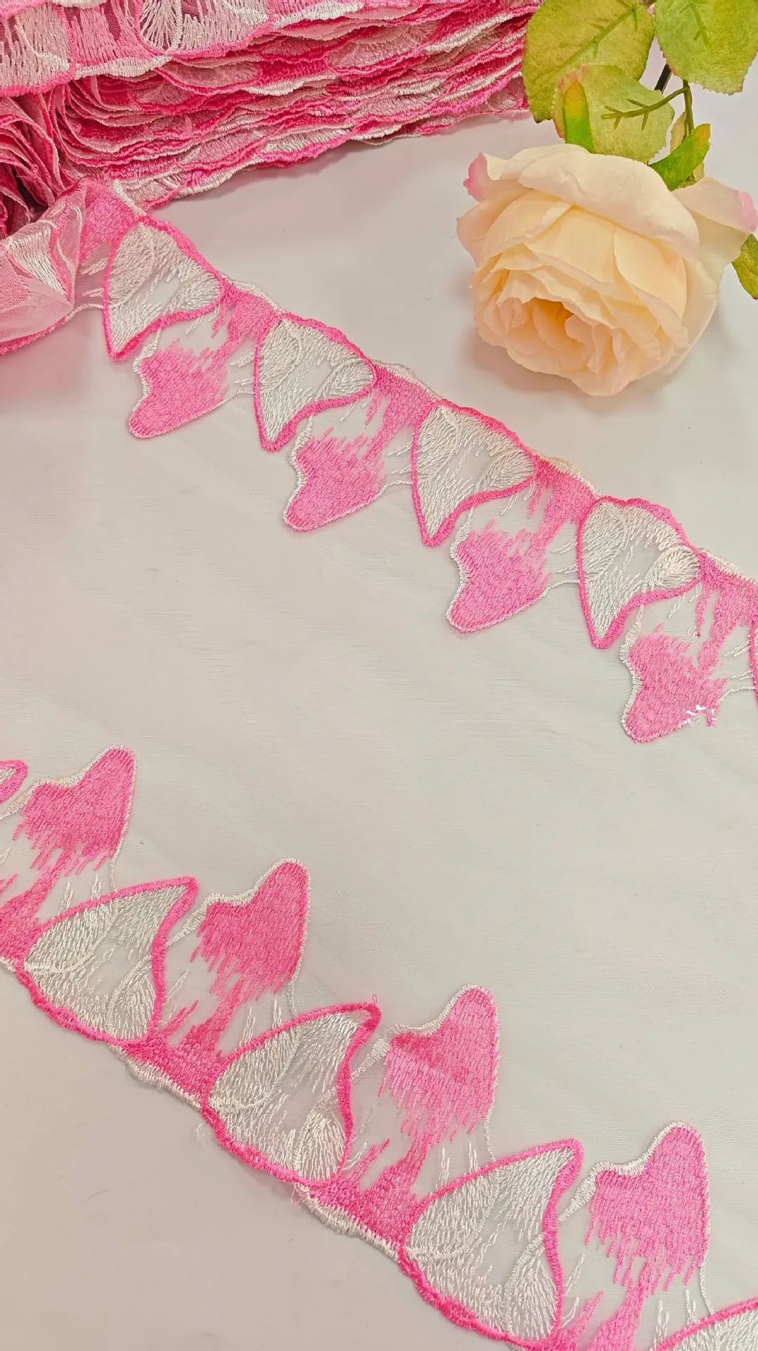 dentelle rose vif blanc orange motifs coeurs feuilles semi transparent