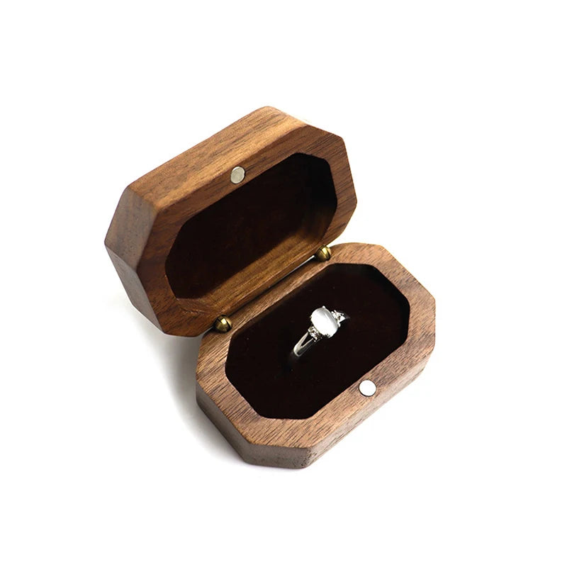 boîte bijoux marron coffret bois clips dorés anneaux solitaires moderne emballage cadeau rangement mariage