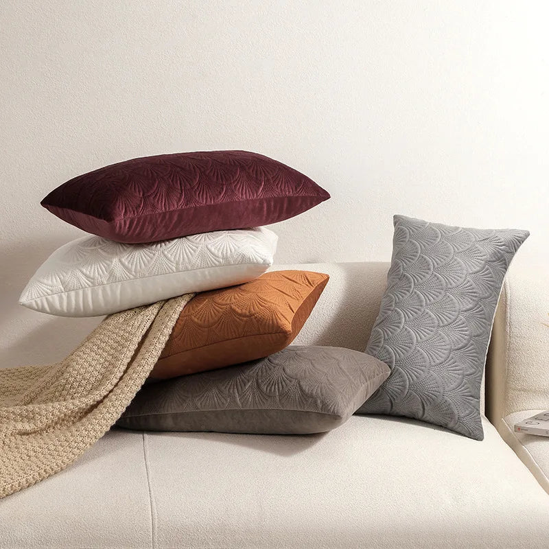 coussins carrés élégants texture plumes couleurs bordeaux blanc marron gris moderne