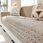 Un canapé beige et moelleux décoré de coussins et d'une lampe de lecture, créant une atmosphère chaleureuse et relaxante dans cette pièce bien aménagée.