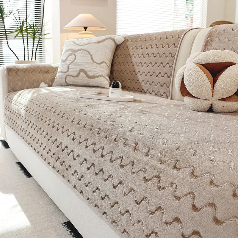 Un canapé beige et moelleux décoré de coussins et d'une lampe de lecture, créant une atmosphère chaleureuse et relaxante dans cette pièce bien aménagée.