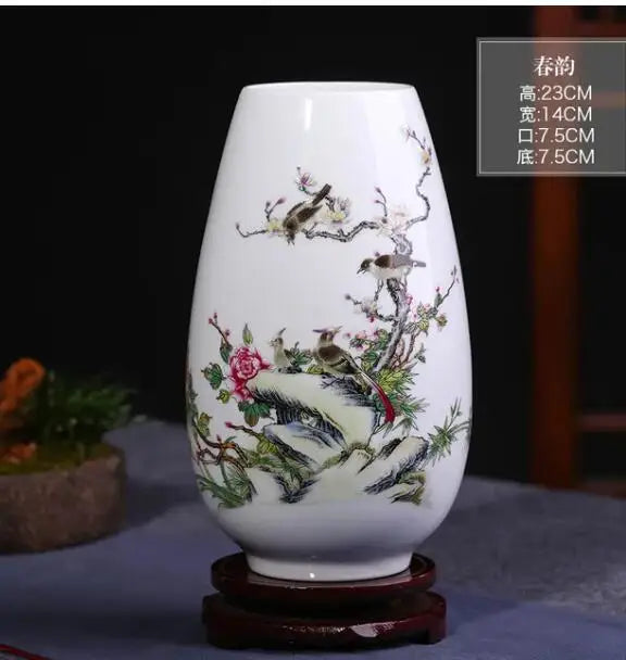 Vase décoratif en porcelaine blanche avec un motif peint à la main représentant une scène de paysage avec des fleurs et des oiseaux.