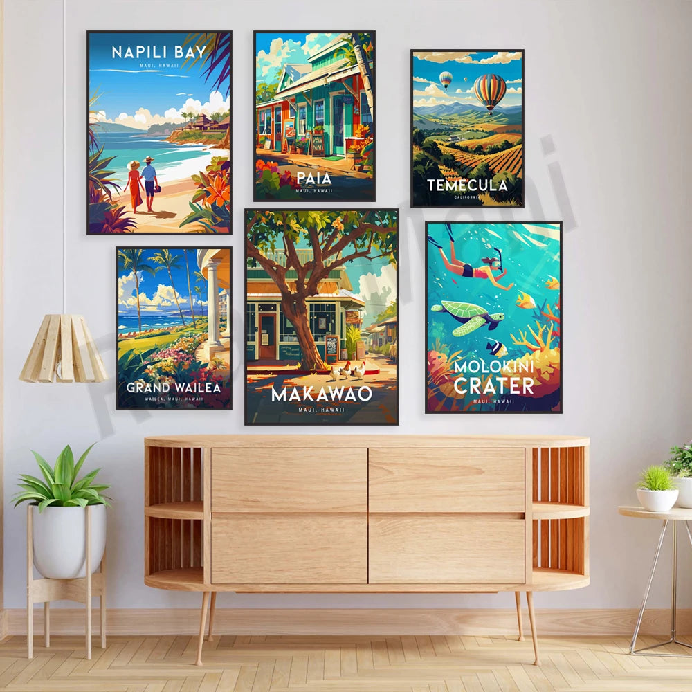 L'image présente une collection d'affiches de style rétro mettant en scène des paysages et des lieux emblématiques de l'île de Maui, à Hawaï, tels que Napili Bay, Paia, Temecula, Grand Wailea et Molokini Crater, créant une atmosphère de vacances tropicales.