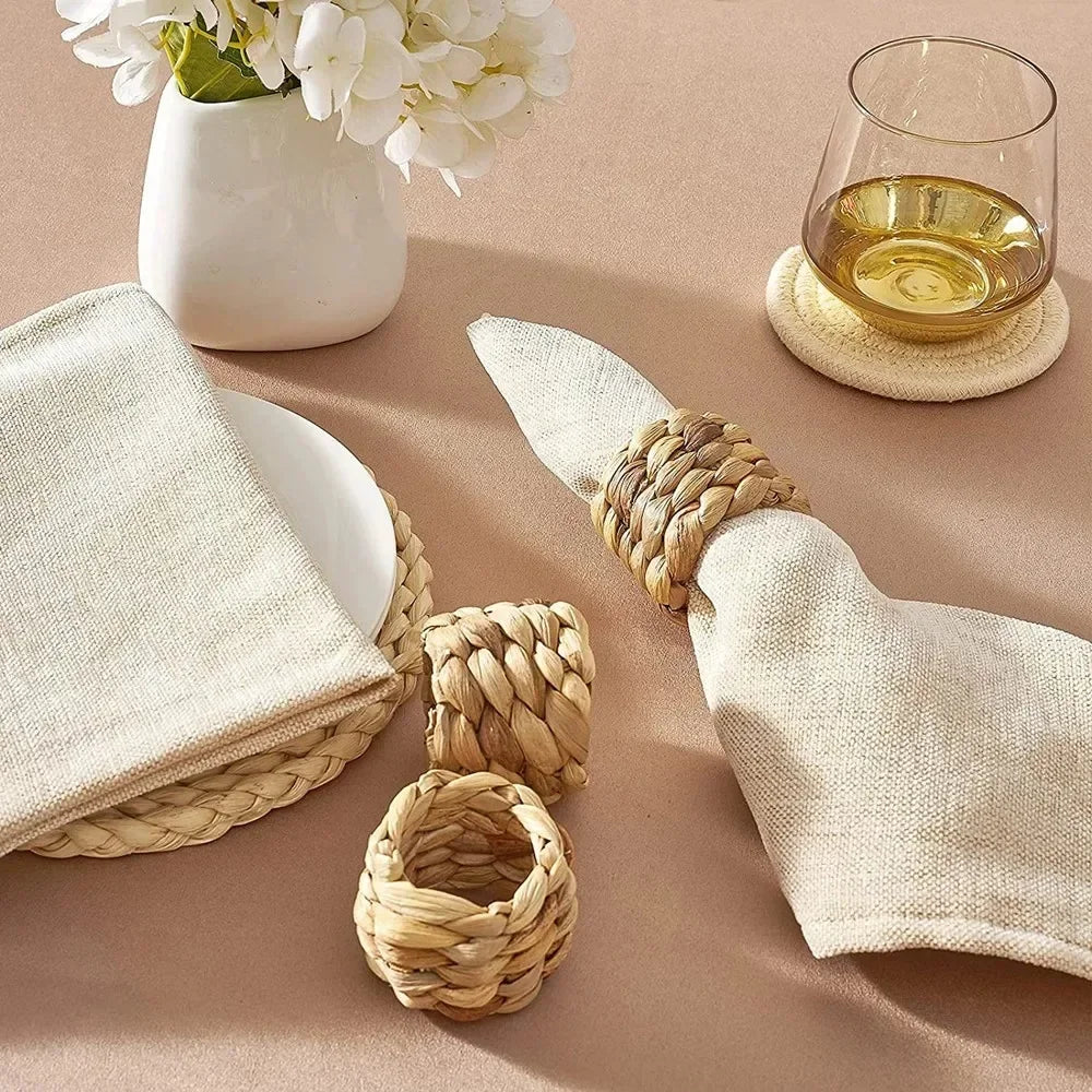 anneaux serviette tressés rustiques naturels beige brun clair set table décoration assiettes couverts verres