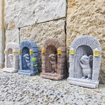 décoration extérieure artisanale porte souris sculptée lanternes dorées gris beige bleuclair