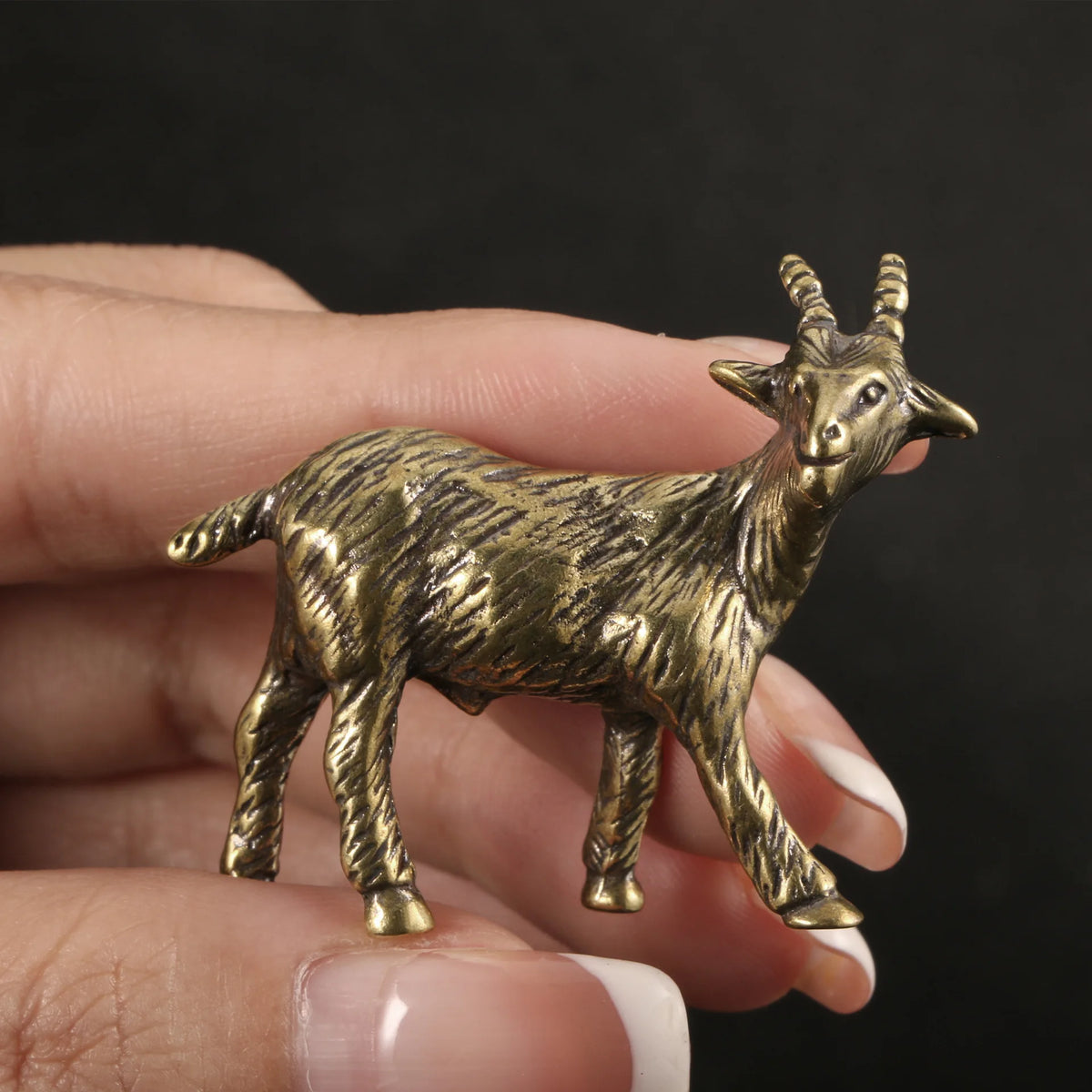 ornements rétros animaux zodiac bronze décoration intérieure asiatique figurine chèvre texture fourrure deco vintage