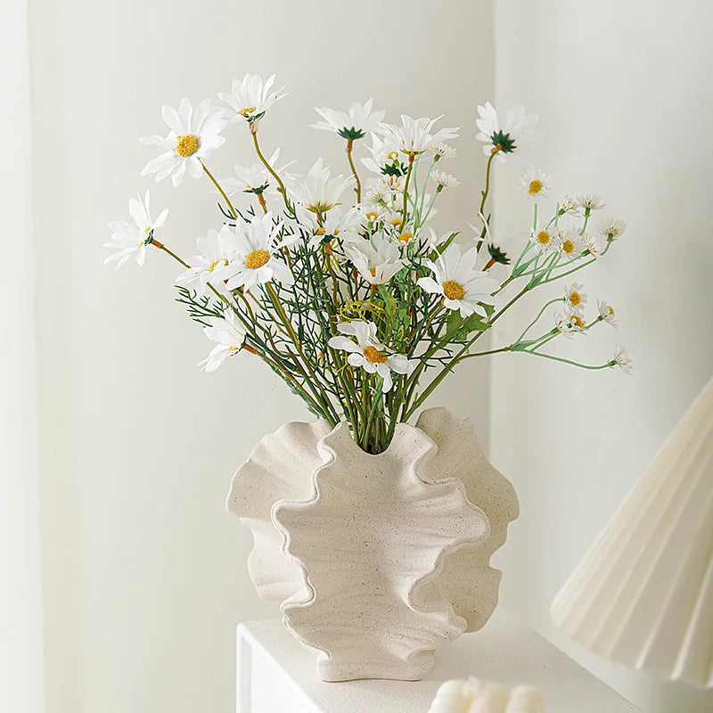 vase table céramique porcelaine blanc noir ondulé moderne organique fleuri chrysanthème calla pampa