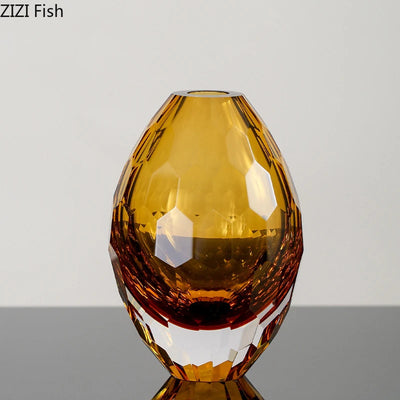 Vase en verre hexagonal transparent sur table avec fleurs