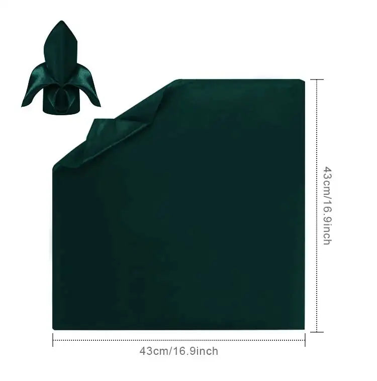 Tissu de satin de couleur vert foncé avec des dimensions de 43 cm sur 43 cm environ.