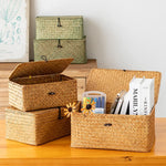 Panier de rangement dans un salon organisé avec des jouets