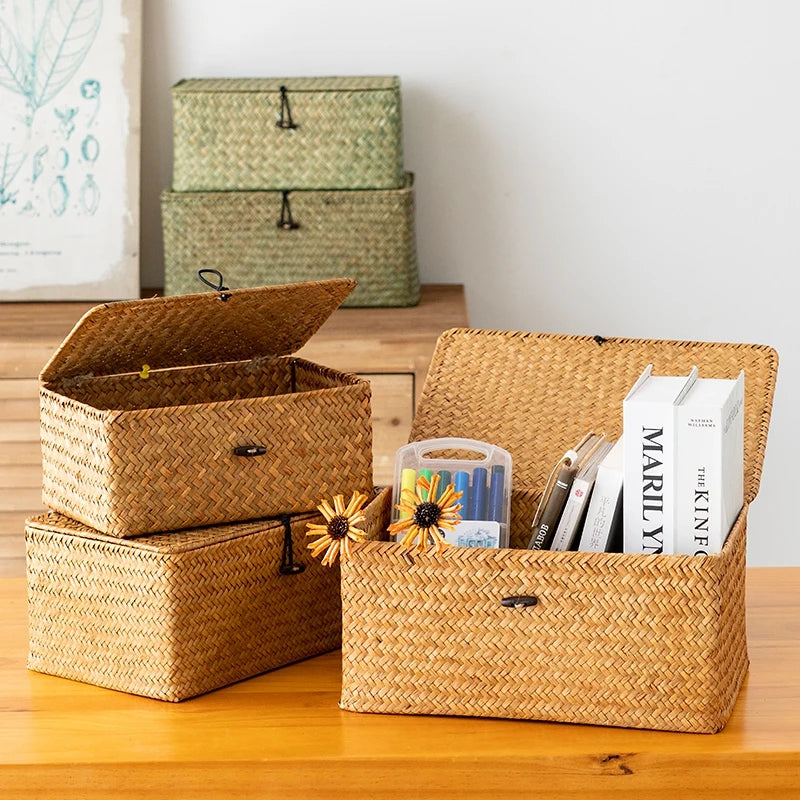 Panier de rangement dans un salon organisé avec des jouets