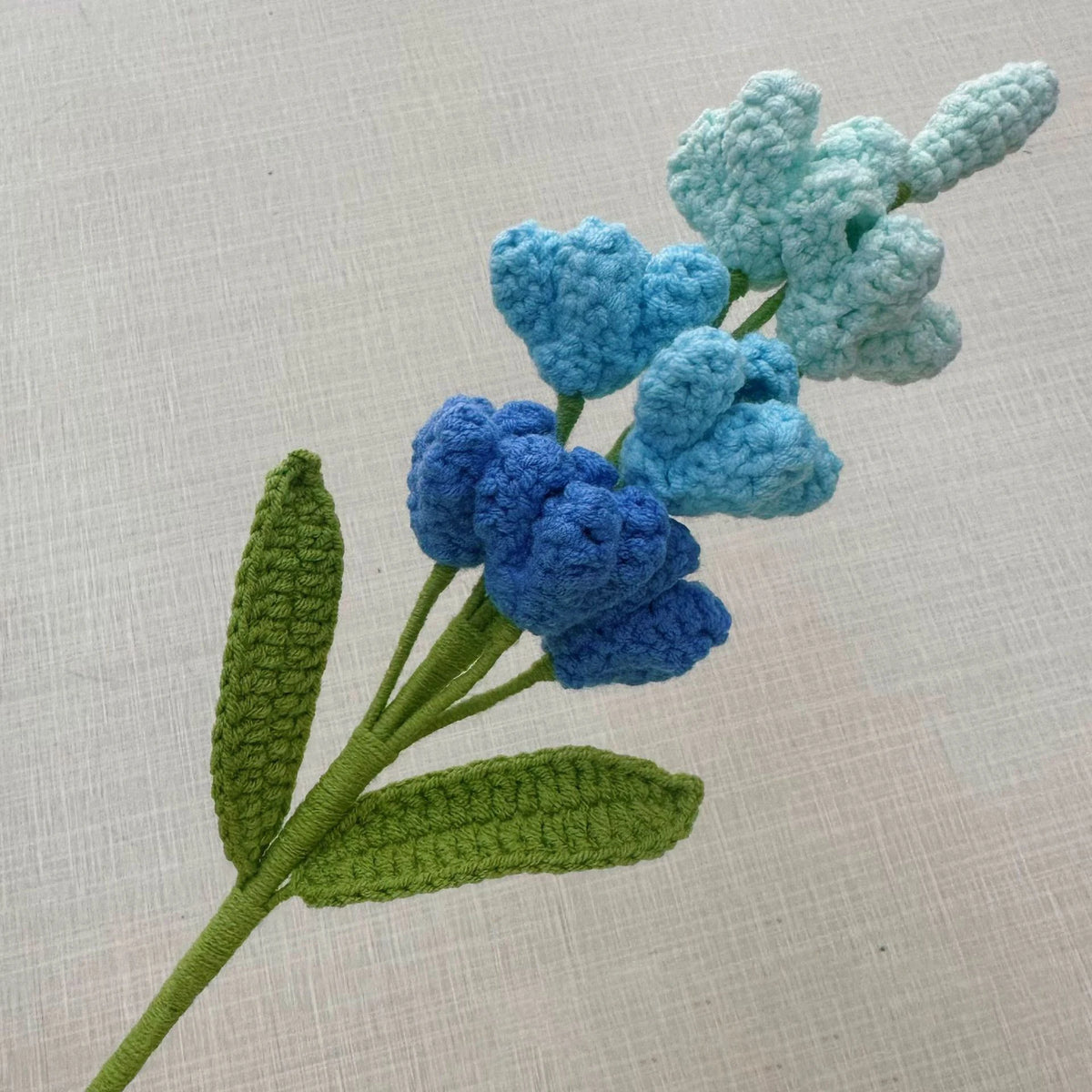 décoration intérieure multicolore fleurs tricotées artisanale jaune vert rose blanc violet tricot