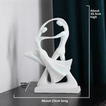 figurines humaines enlacées noir blanc sculpture résine moderne minimaliste