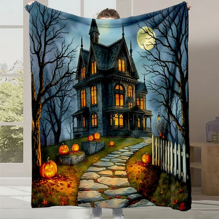 Une maison hantée dans un décor d'automne avec un chemin de pierres, des citrouilles et une lune pleine dans un ciel sombre.