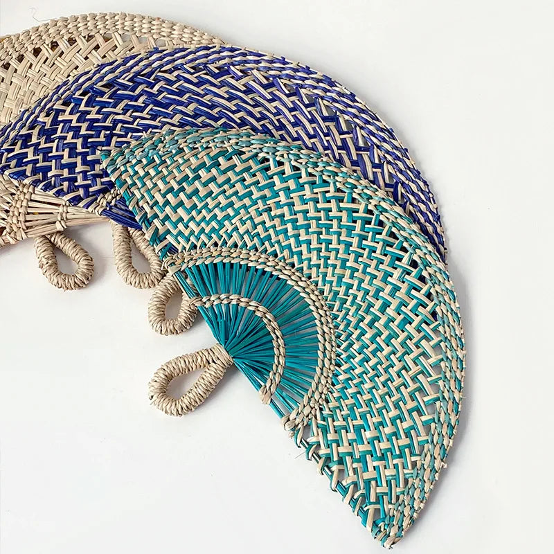 décoration murale éventail pliant multicolore motifs géométriques tissage fibre naturelle anneaux métalliques traditionnelle artisanale