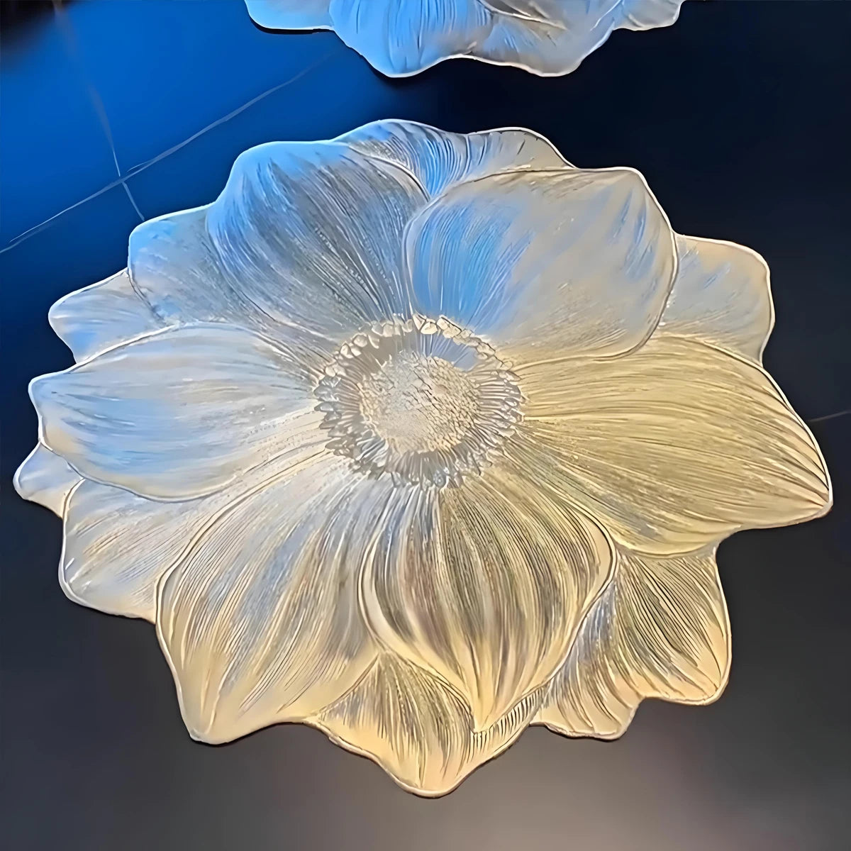 assiette moderne élégante argentée dorée fleur stylisée relief plastique