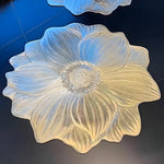 assiette moderne élégante argentée dorée fleur stylisée relief plastique