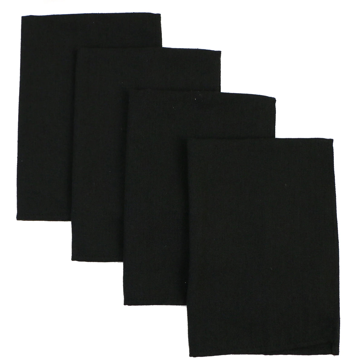 Des serviettes de table noires empilées sur un fond blanc, leur texture et leur couleur foncée contrastant avec l'arrière-plan clair.
