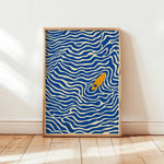 affiche moderne surfeur bleu blanc jaune vague ondulée rectangle vertical sans cadre