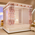 Cette image présente une magnifique chambre avec un lit à baldaquin recouvert de rideaux fleuris, créant une ambiance chaleureuse et élégante.