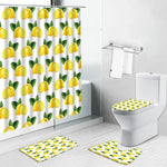 Salle de bain moderne avec ensemble de décoration sur le thème du citron, comprenant un rideau de douche et des tapis assortis. Motif vibrant de citrons jaunes et feuilles vertes apportant une touche de fraîcheur et de couleur à l'espace. Idéal pour créer une ambiance estivale et vitaminée. Adapté à tout type de salle de bain recherchant une décoration originale et joyeuse.