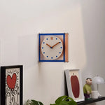 horloge murale double face moderne cadre transparent bleu orange aiguilles marron cadran blanc points