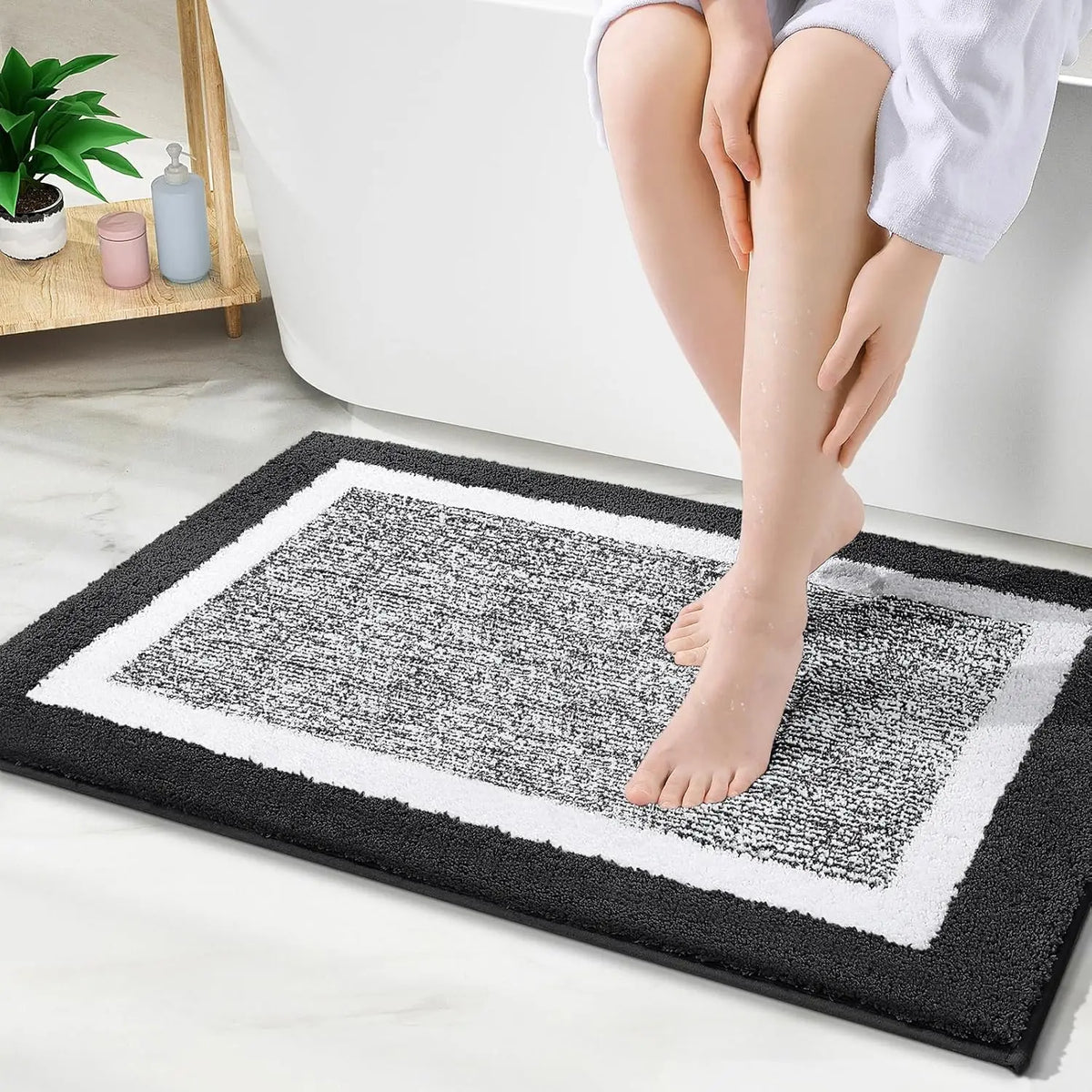 tapis bain microfibre absorbant doux moderne gris blanc bordure blanche rapide séchage respectueux environnement