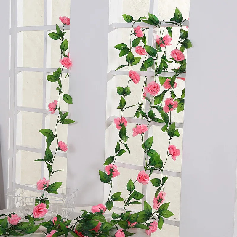 Guirlande de fleurs artificielles utilisée pour décorer une table de fête avec des lumières