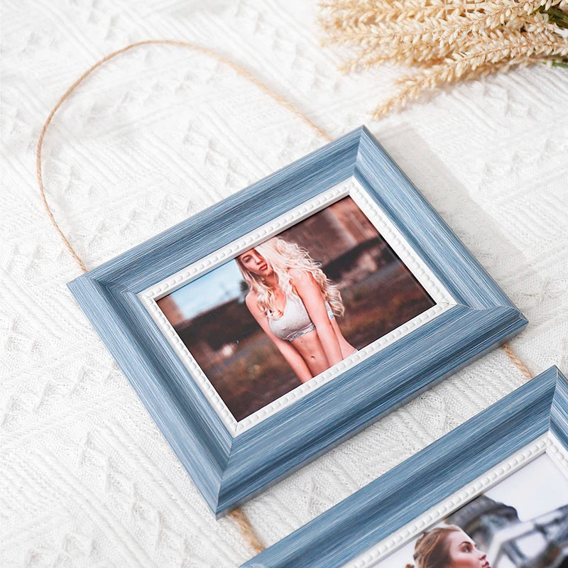 Installation du cadre photo suspendu bleu sur un mur