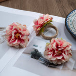 serviettes pliées fleurs artificielles ruban beige blanc rose décoratives table événement